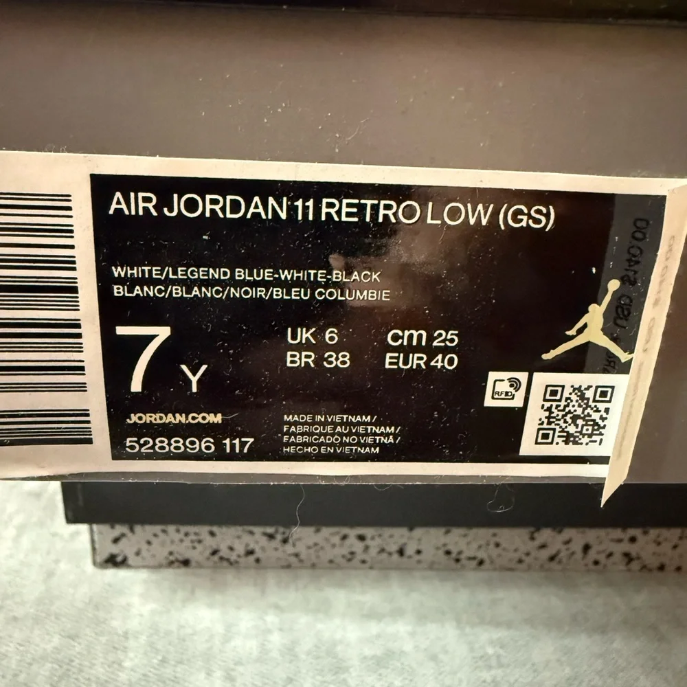 Jordan Kids Sneakers in White and Light Blue - Picture 5 of 5